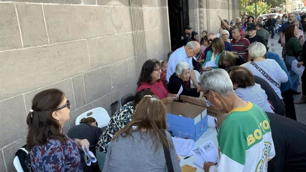 Maestros Jubilados Se Manifiestan Afuera De Palacio De Gobierno. - Justicia Regia