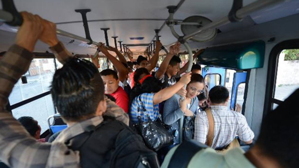 Pasajeros Afectados Por Rechazo De Efectivo En Transporte Público. - Justicia Regia