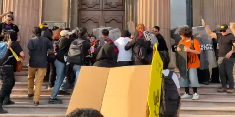 Abuso De Fuerza Contra Manifestante - Justicia Regia