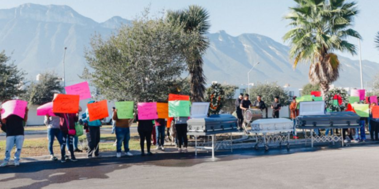 Protestan Contra Aseguradoras Frente a Casa De Directivo En Nuevo León - Justicia Regia