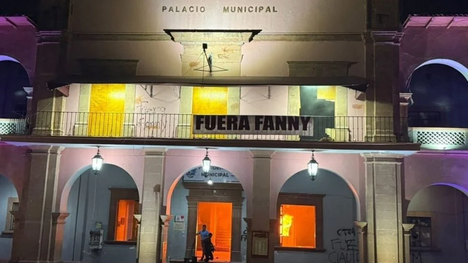 Image - Justicia Regia Protesta En Apatzingán Termina En Incendio Del Palacio Municipal