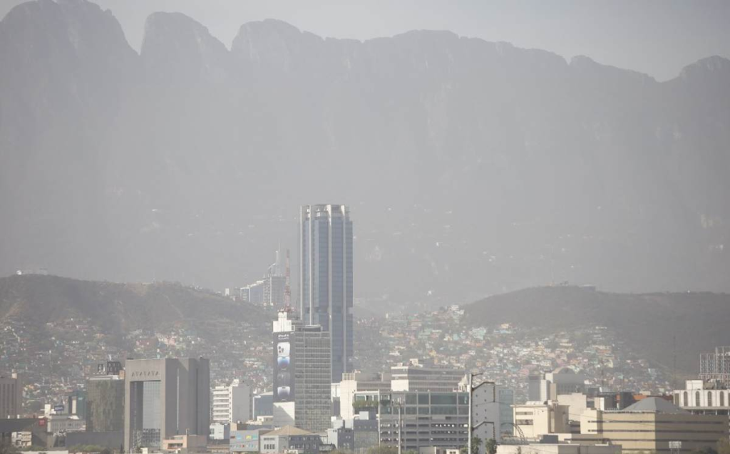 Aire-sucio-en-nuevo-león-samuel-garcía-contaminación-enfermedades-respiratorias