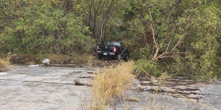Camioneta-derrapa-y-cae-al-rio-santa-catarina-en-monterrey-nuevo-leon-1 - Justicia Regia Camioneta-derrapa-y-cae-al-rio-santa-catarina-en-monterrey-nuevo-leon-1 - Justicia Regia