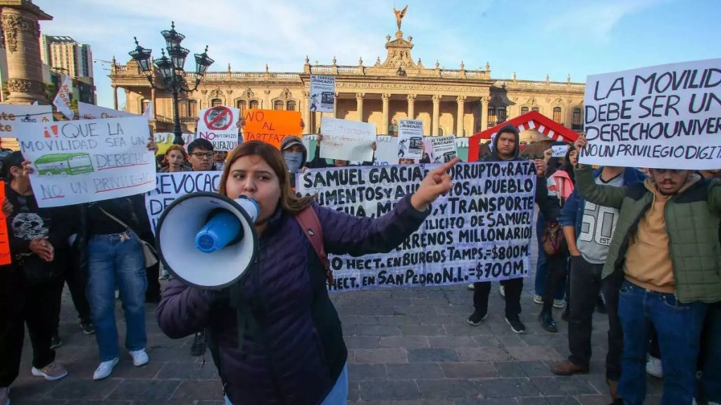 Ciudadanos Protestan Por El Tarifazo Frente a Palacio De Gobierno En Nuevo León. 