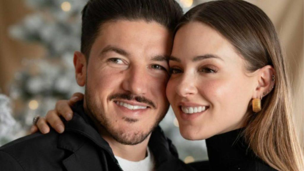 Close-up of a Smiling Couple with Their Faces Touching in a Warm, Affectionate Pose. - Justicia Regia