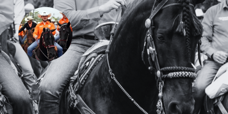 Samuel-garcia-es-criticado-por-maltratar-un-caballo - Justicia Regia Main Scene Shows a Black Horse and Rider in the Foreground; a Circular Inset Features Cowboys on Horses Wearing Orange Shirts. - Justicia Regia
