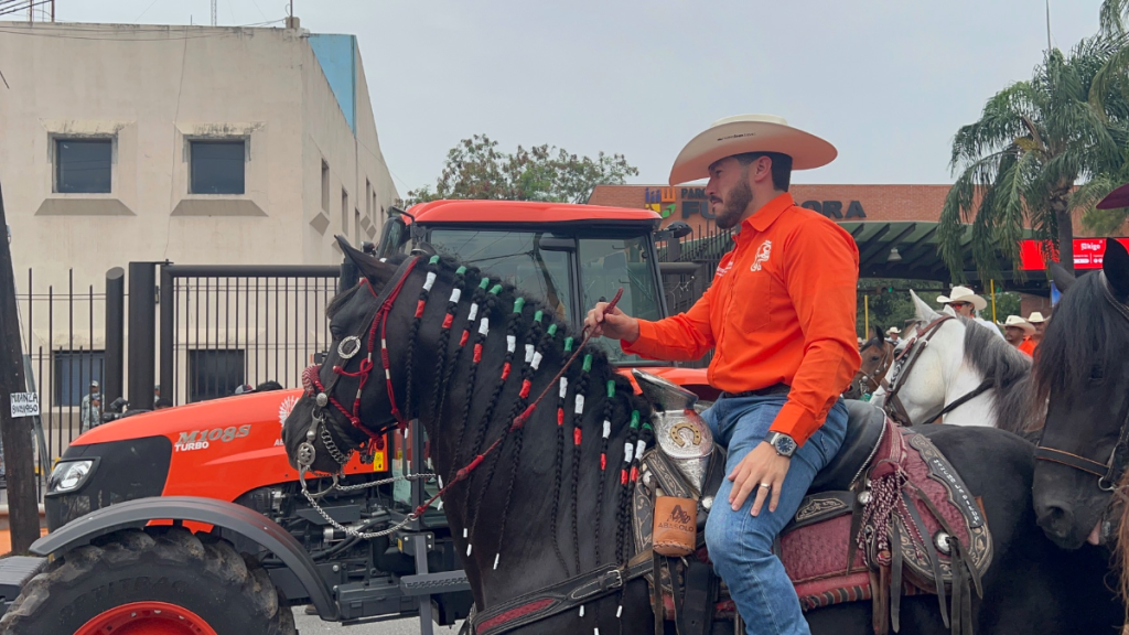 Samuel-garcia-maltrato-un-caballo-en-un-evento - Justicia Regia Samuel García Promoviendo El Maltrato Animal, Obligando a Caballos a Caminar Por Avenidas Calurosas a Plena Luz Del Día - Justicia Regia