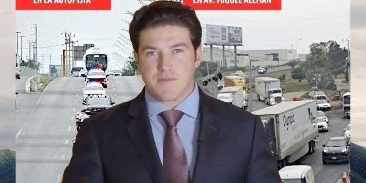 Male News Anchor in a Suit Stands Against a Busy Highway Backdrop with Trucks, Red Banners Above Him Reading 'en La Autopista' and 'en Av. Miguel Alemán'. - Justicia Regia