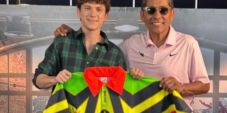 Jorge-campos-regala-jersey-a-tom-holland - Justicia Regia Jorge-campos-regala-jersey-a-tom-holland - Justicia Regia