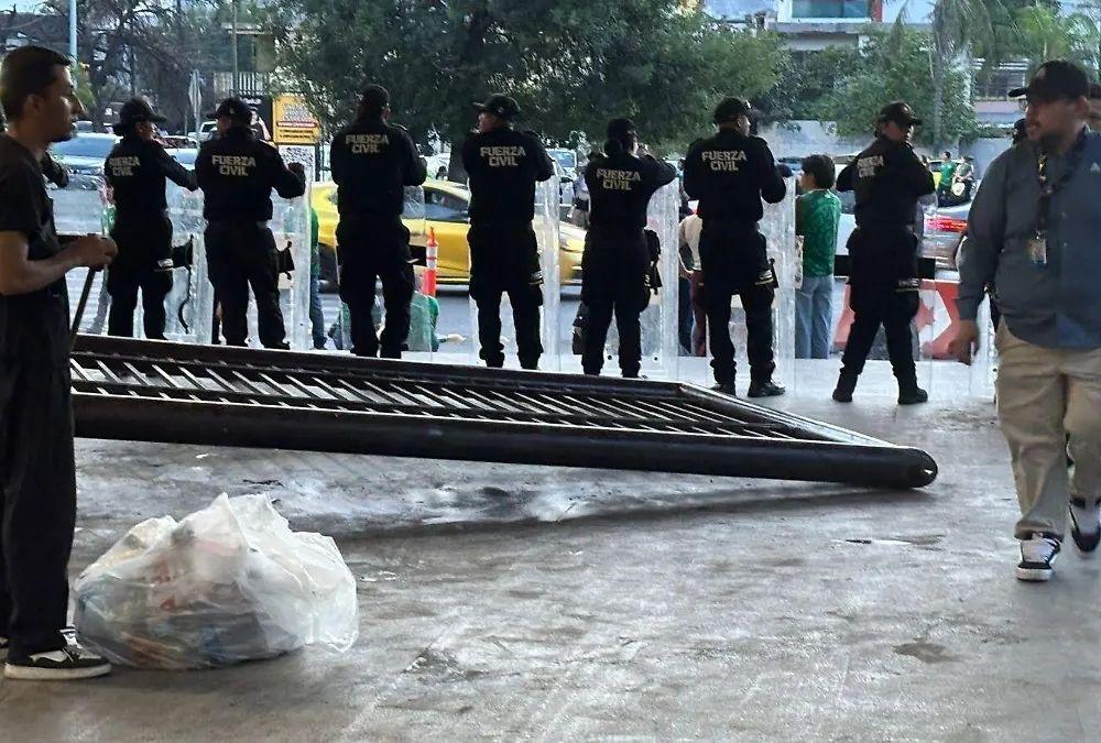 Portazo-en-la-entrada-del-paseo-santa-lucia - Justicia Regia Portazos, Desmayos Y Caos: Lo Peor Del Fan Fest De Samuel En Fundidora - Justicia Regia