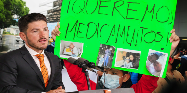 Bloque 2- Julio - Justicia Regia Man in a Suit at a Podium During a Protest; a Participant Holds a Bright Green Sign Reading 'queremos Medicamentos' with Photos Attached. - Justicia Regia