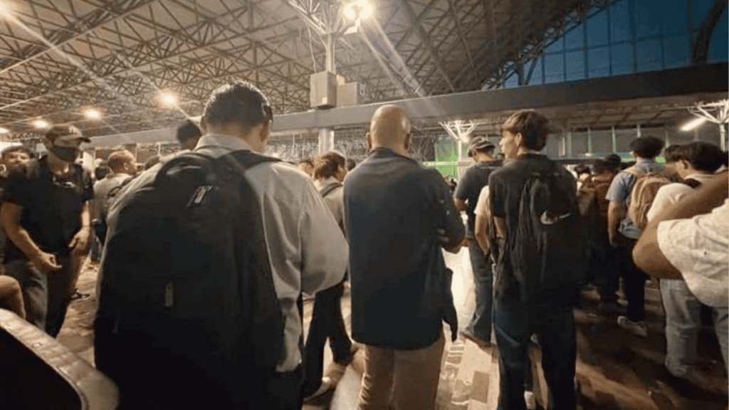 Cierre De Accesos - Justicia Regia Caos En El Metro Provoca El Cierre De Accesos Al Pasar El Limite De Pasajeros En Andenes - Justicia Regia