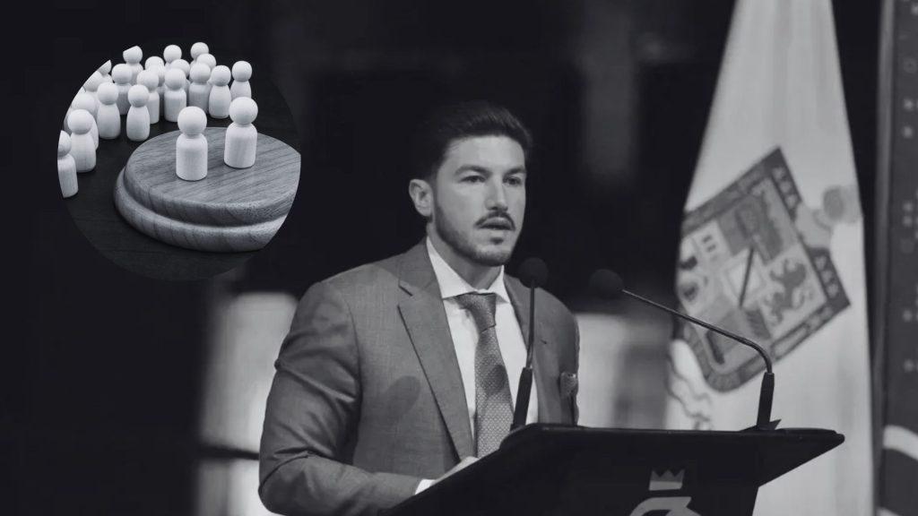 Samuel García En Un Podium En Una Foto a Blanco Y Negro  - Justicia Regia