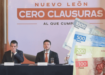 Two Men in Suits at a Press Conference; Banner Says 'nuevo León Cero Clausuras' with a Mexican Flag on the Left and Large Banknotes on the Right. - Justicia Regia