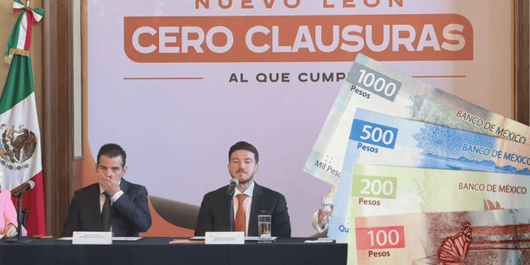 Moches a Empresarios a Cambio De Protección - Justicia Regia Two Men in Suits at a Press Conference; Banner Says 'nuevo León Cero Clausuras' with a Mexican Flag on the Left and Large Banknotes on the Right. - Justicia Regia