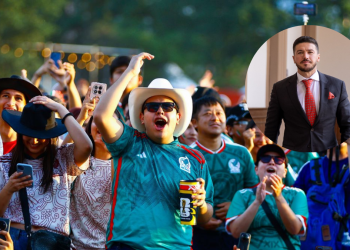 Samuel-garcia-no-esclarece-el-fan-fest - Justicia Regia Cheering Crowd at an Outdoor Event; Inset Circle Shows a Man in a Suit and Red Tie, Likely a Presenter or Vip. - Justicia Regia
