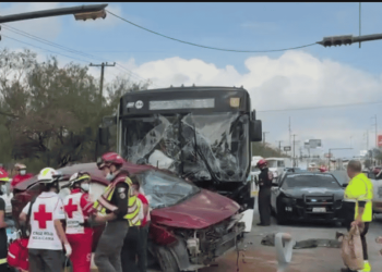 Choque De Camión Urbano Y Auto En Monterrey - Justicia Regia
