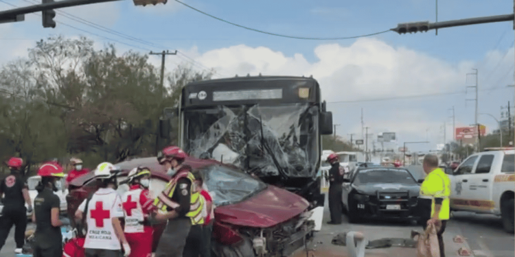 Choque De Camión Urbano Y Auto En Monterrey - Justicia Regia