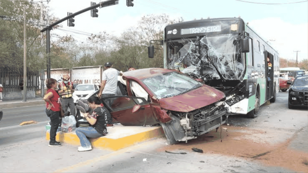 Choque De Camión Urbano Y Auto En Monterrey - Justicia Regia