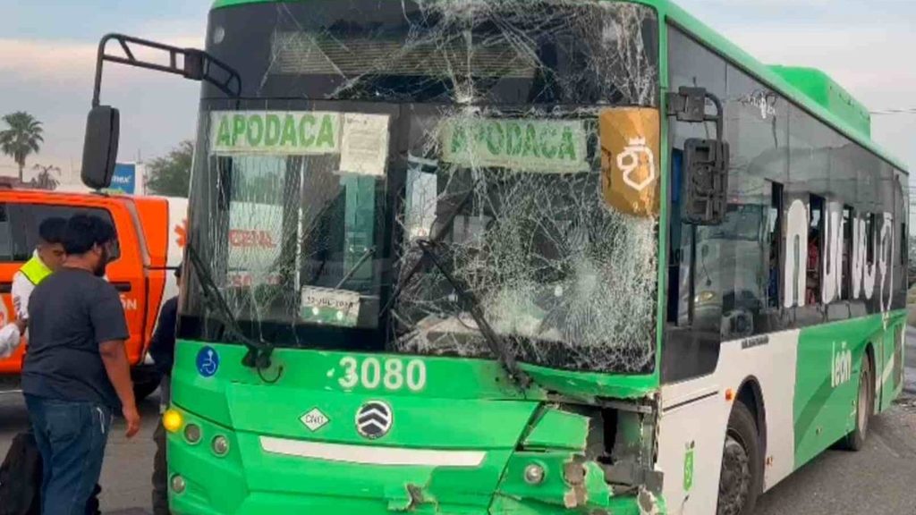 Justicia-regia-camion-verde-chocado-samuel-garciajpg - Justicia Regia Green City Bus with a Shattered Front Windshield and Visible Damage to the Bumper; People Nearby Inspecting the Scene. - Justicia Regia