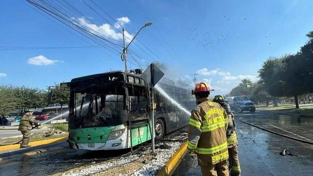 Justicia-regia-camiones-verde-samuel-garcia-quemadojpg - Justicia Regia Green-and-white City Bus on Fire As Firefighters Spray Water at It on a Roadway with a Yellow Curb and Charred Exterior Pieces Nearby - Justicia Regia