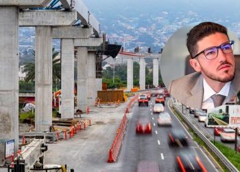 Justicia-regia-mentiras-samuel-garcia-nuevo-leonjpg - Justicia Regia Highway Under Construction with Tall Concrete Pillars; a Circular Portrait of a Man in a Suit Overlain on the Right Side. - Justicia Regia