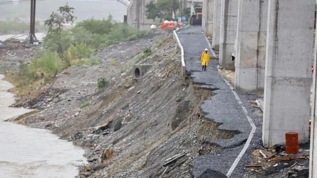 Justicia-regia-samuel-garcia-parque-lineal-lluviasjpg - Justicia Regia Construction Worker in a Yellow Raincoat Standing on a Gravel Path Beside a River Under a Bridge Construction Site. - Justicia Regia
